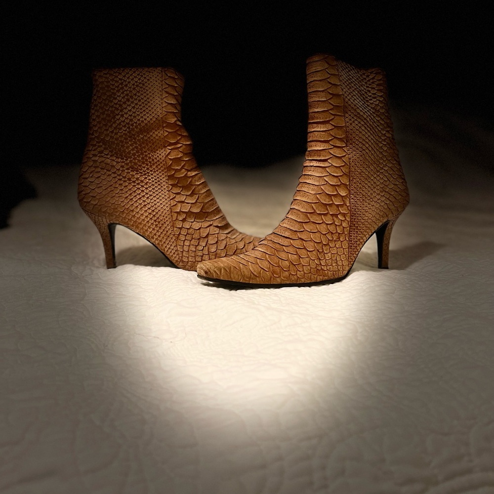 stuart weitzman snakeskin ankle boots women’s size 8